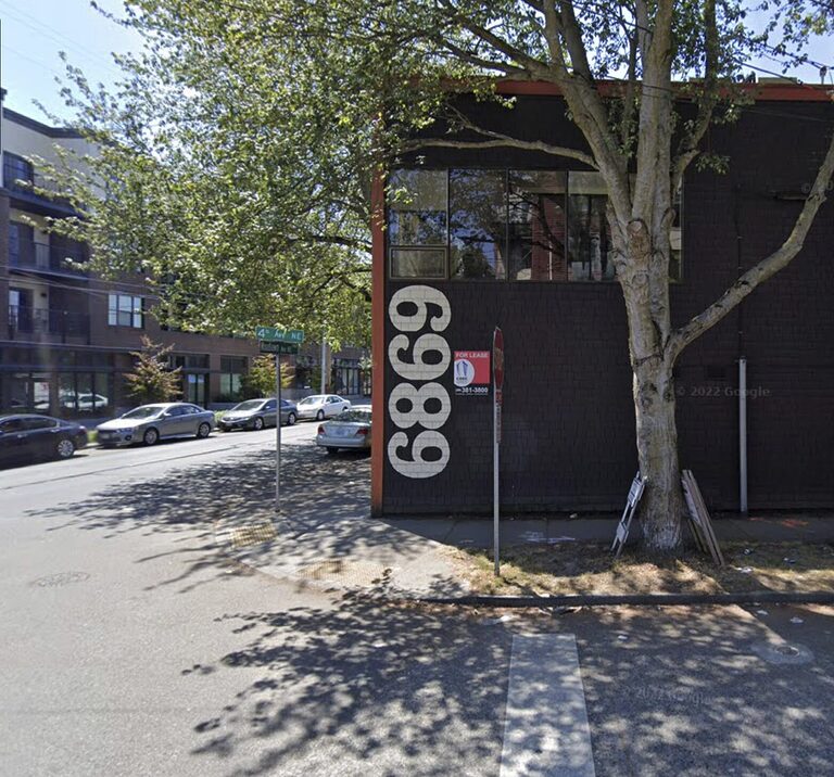 Photo d'une façade avec le numéro 6869 écrit en grand